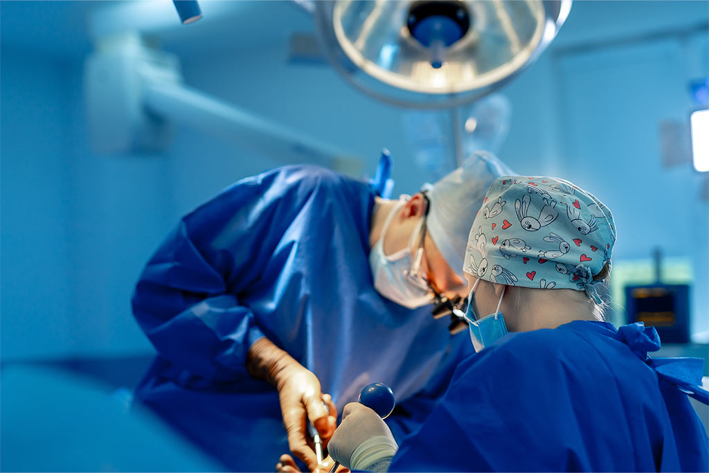 Los doctores en quirófano para realizar