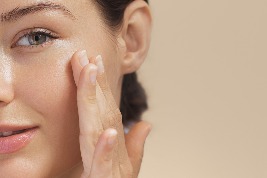 Rostro de una mujer: blefaroplastia y tipos de anestesia