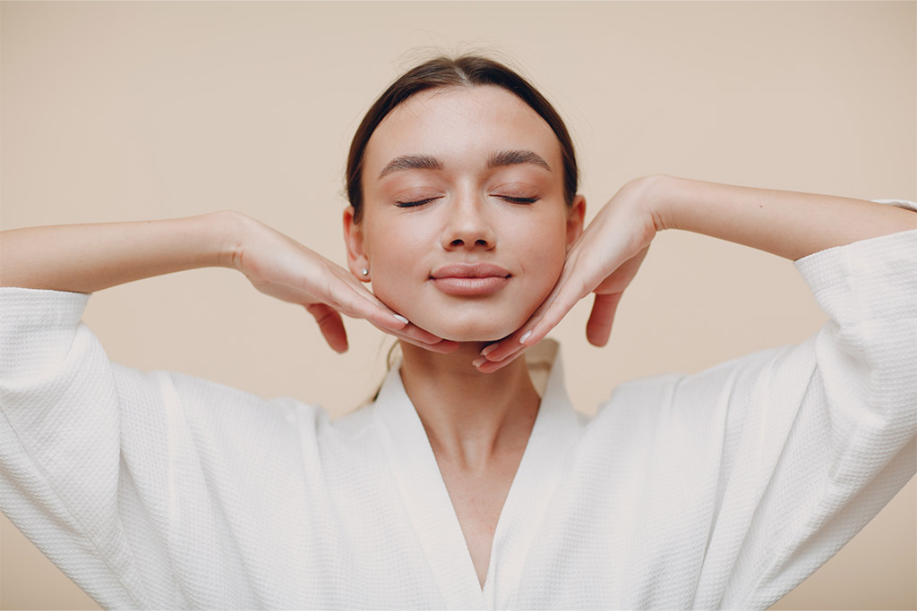 Chica realizando gimnasia facial
