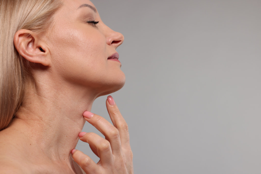 mujer tocándose el cuello con tratamiento de Endolift