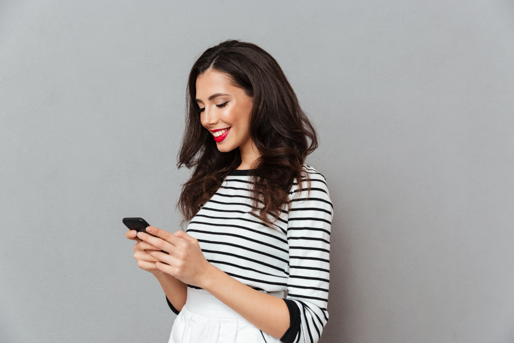 mujer con cuello smartphone